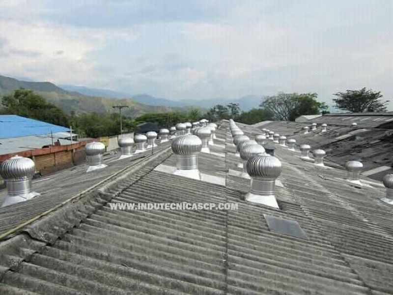 Instalación de paneles solares sobre cubierta industrial