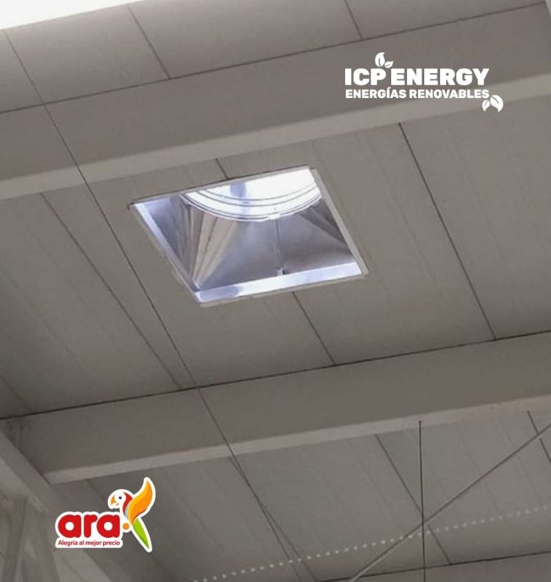 Línea de extractores eólicos instalada en una cubierta industrial de Quala