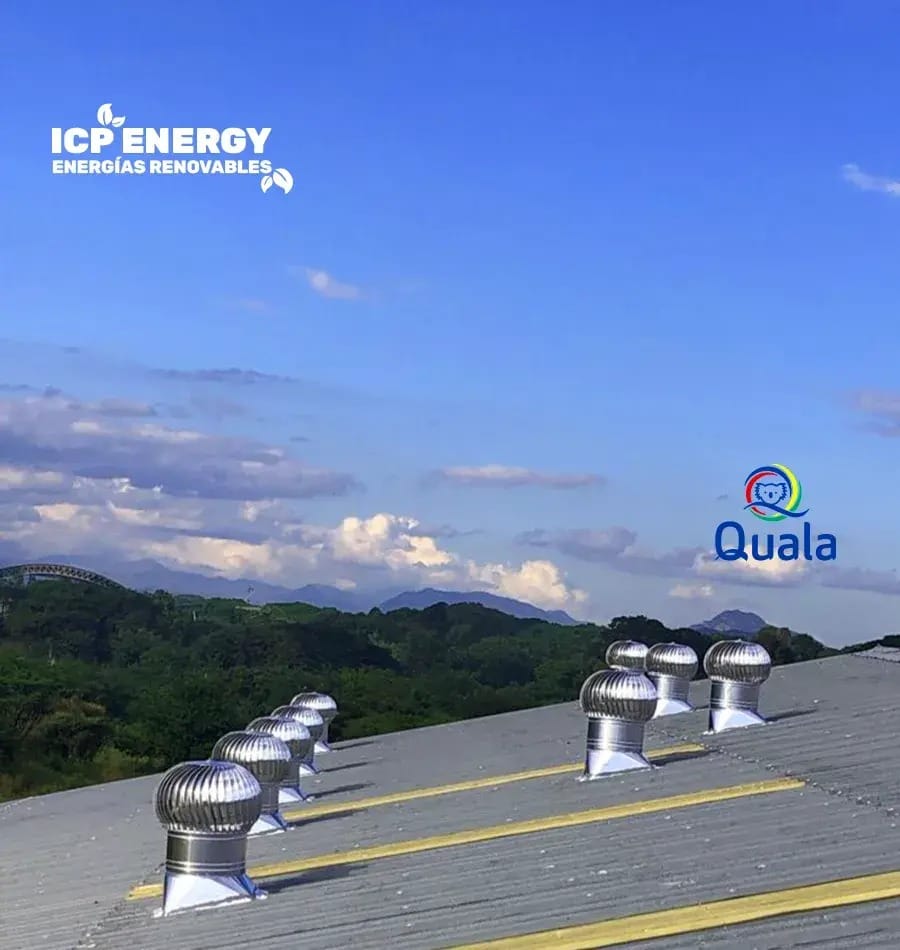 Línea de extractores eólicos instalada en una cubierta industrial de Quala