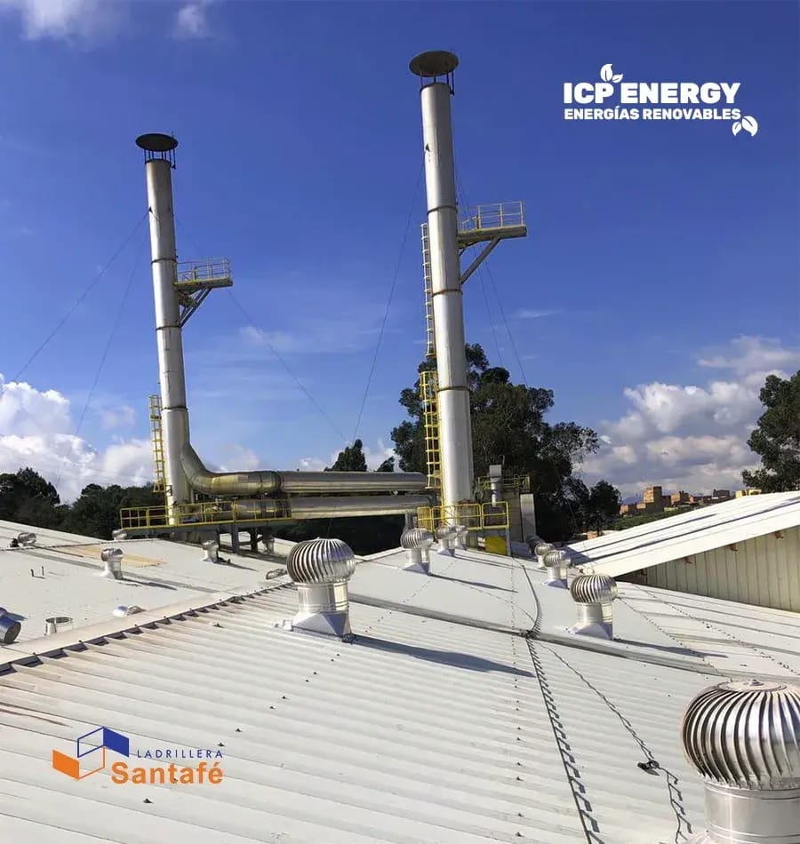 Extractores eólicos instalados junto a ductos industriales