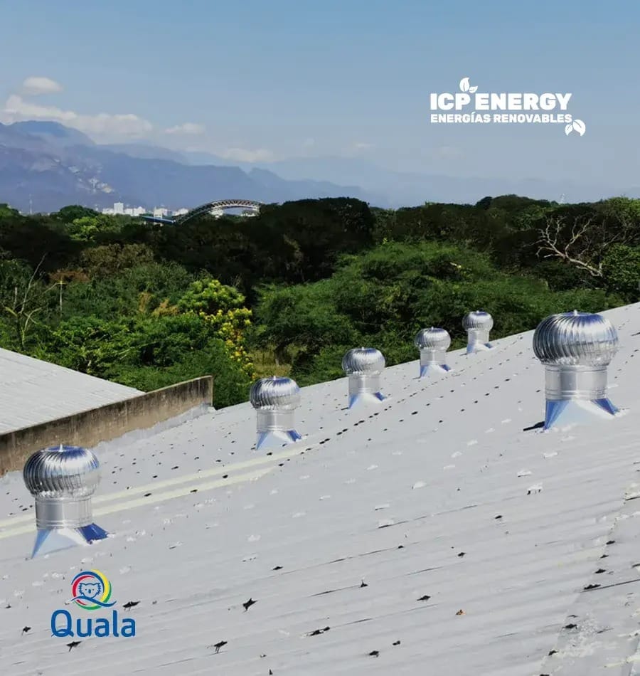 Sistema de extractores eólicos distribuido sobre una cubierta