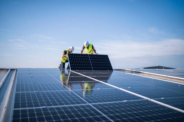 Instalación de paneles solares sobre cubierta industrial