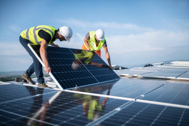 Equipo trabajando en un proyecto de energía renovable