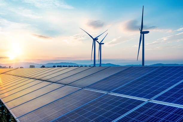 Paneles solares y energía eólica como parte de soluciones renovables